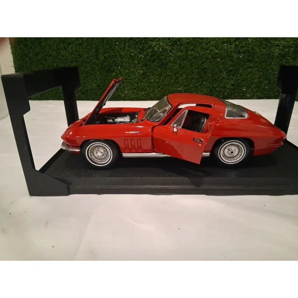 Maisto 1965 Chevrolet Corvette Sting Ray Coupe 1/18 Diecast Car Red With Base